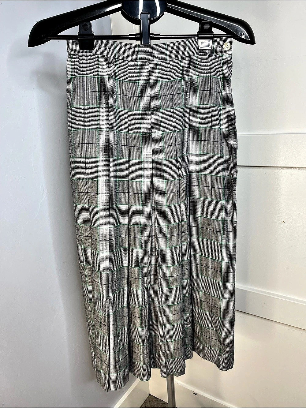 Jones New York Plaid Pleated Midi Skirt in white & Black with green Size 8